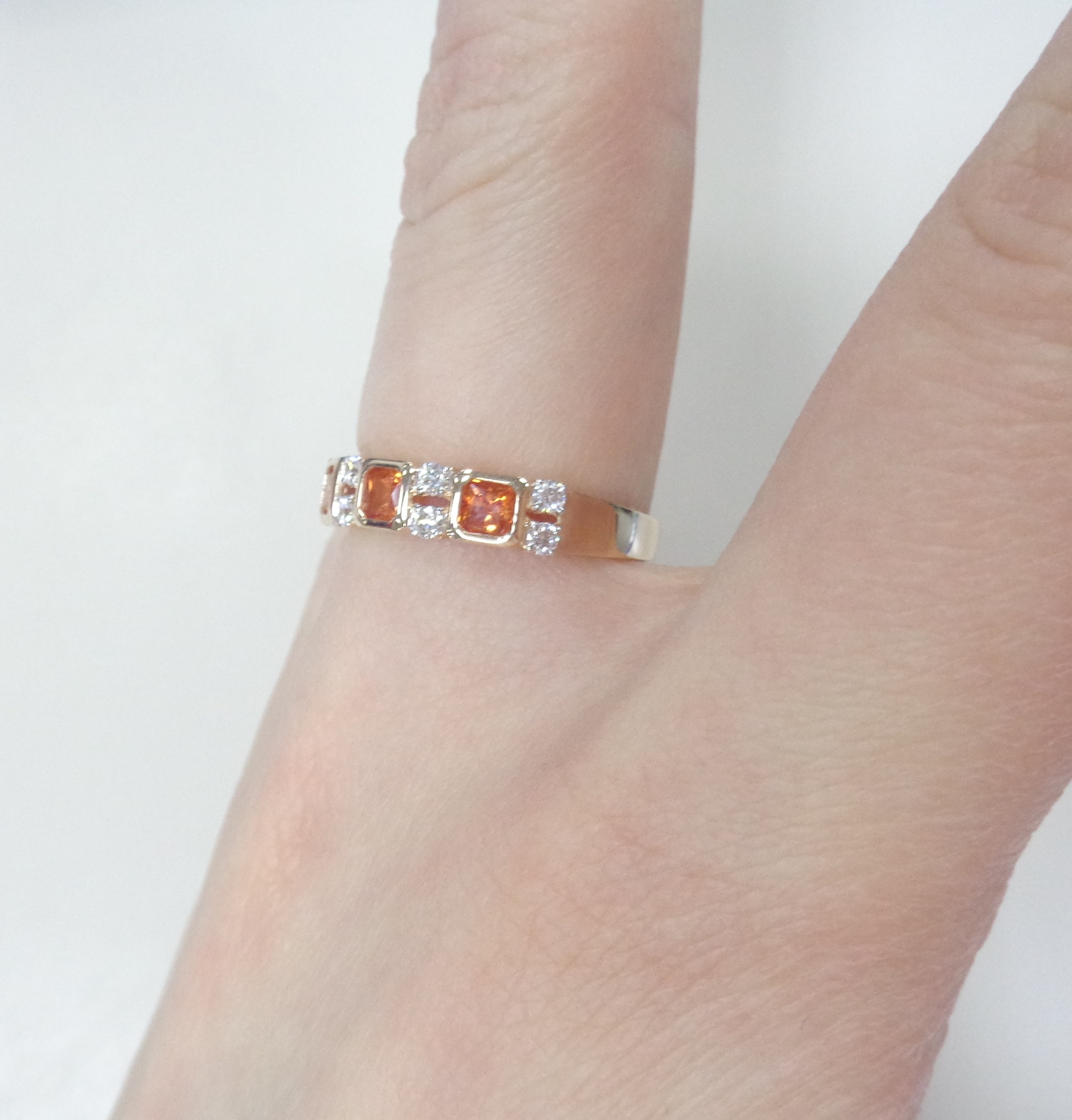 Кольцо из золота с оранжевыми сапфирами